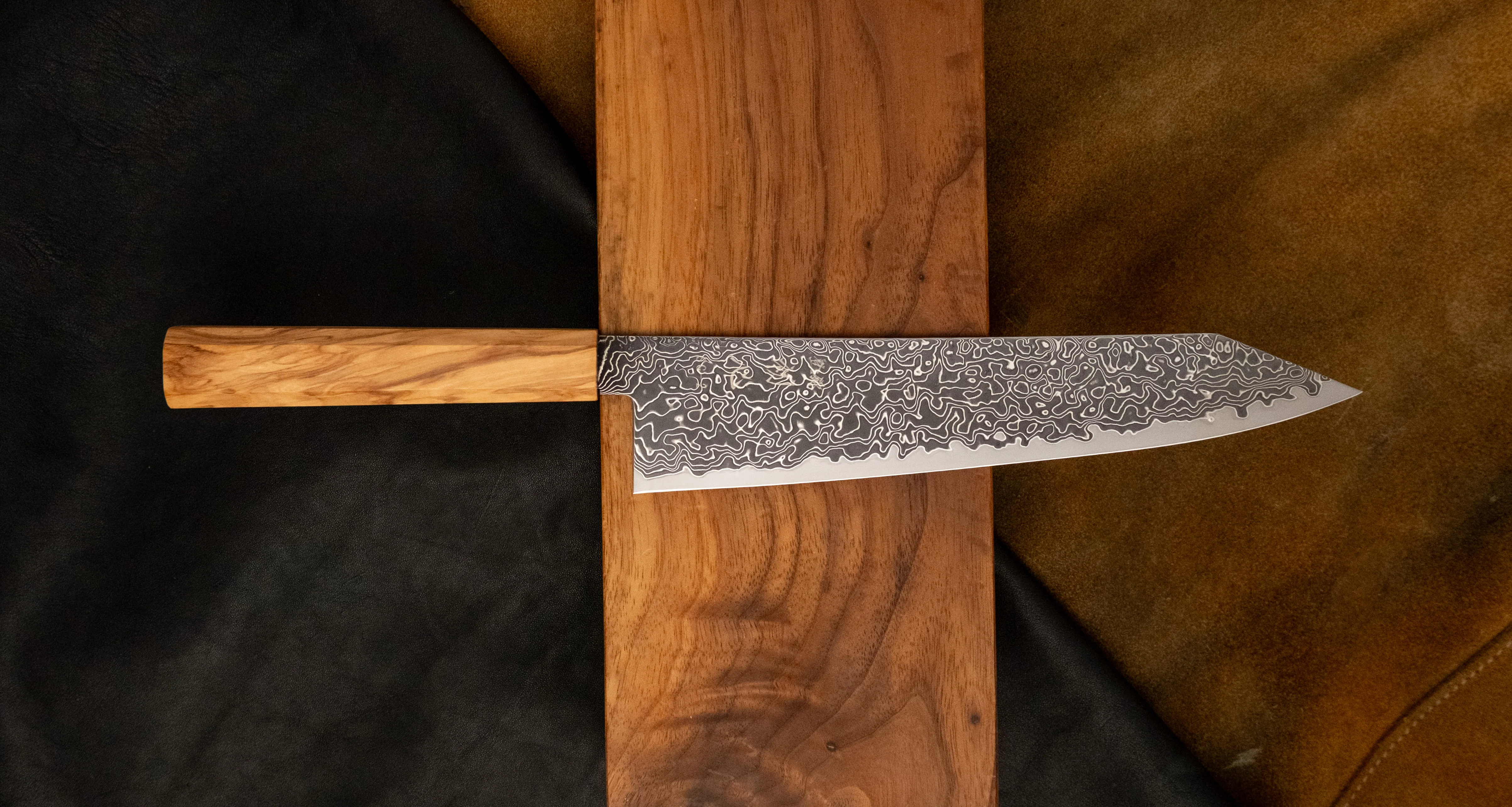 Hatsukokoro Mercury Kiri-Gyuto Kurozome Damascus 210mm (8.3") [Mono Olivewood] - Image 4