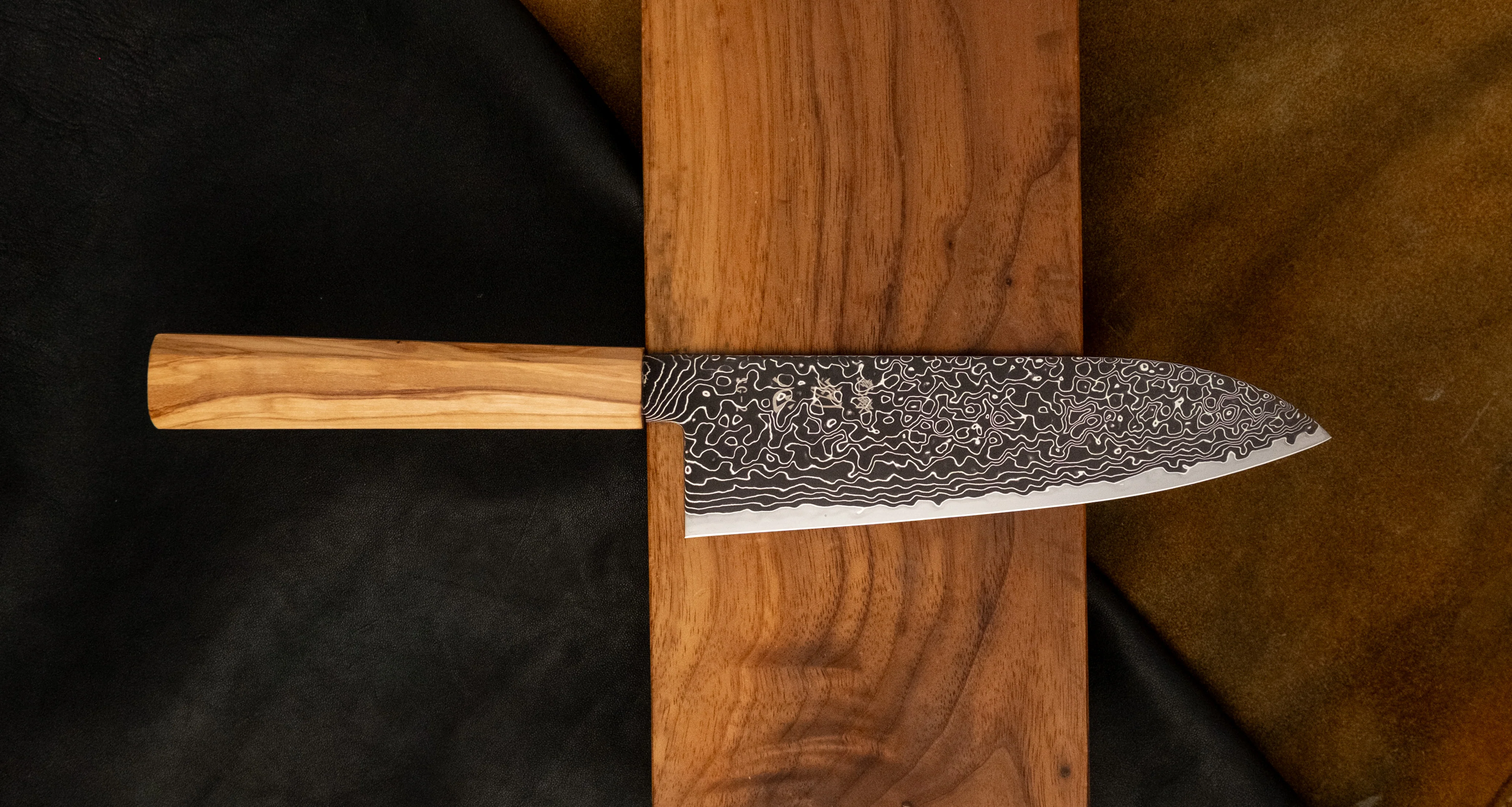 Hatsukokoro Mercury Santoku Kurozome Damascus 180mm (7.1") [Mono Olivewood] - Image 4