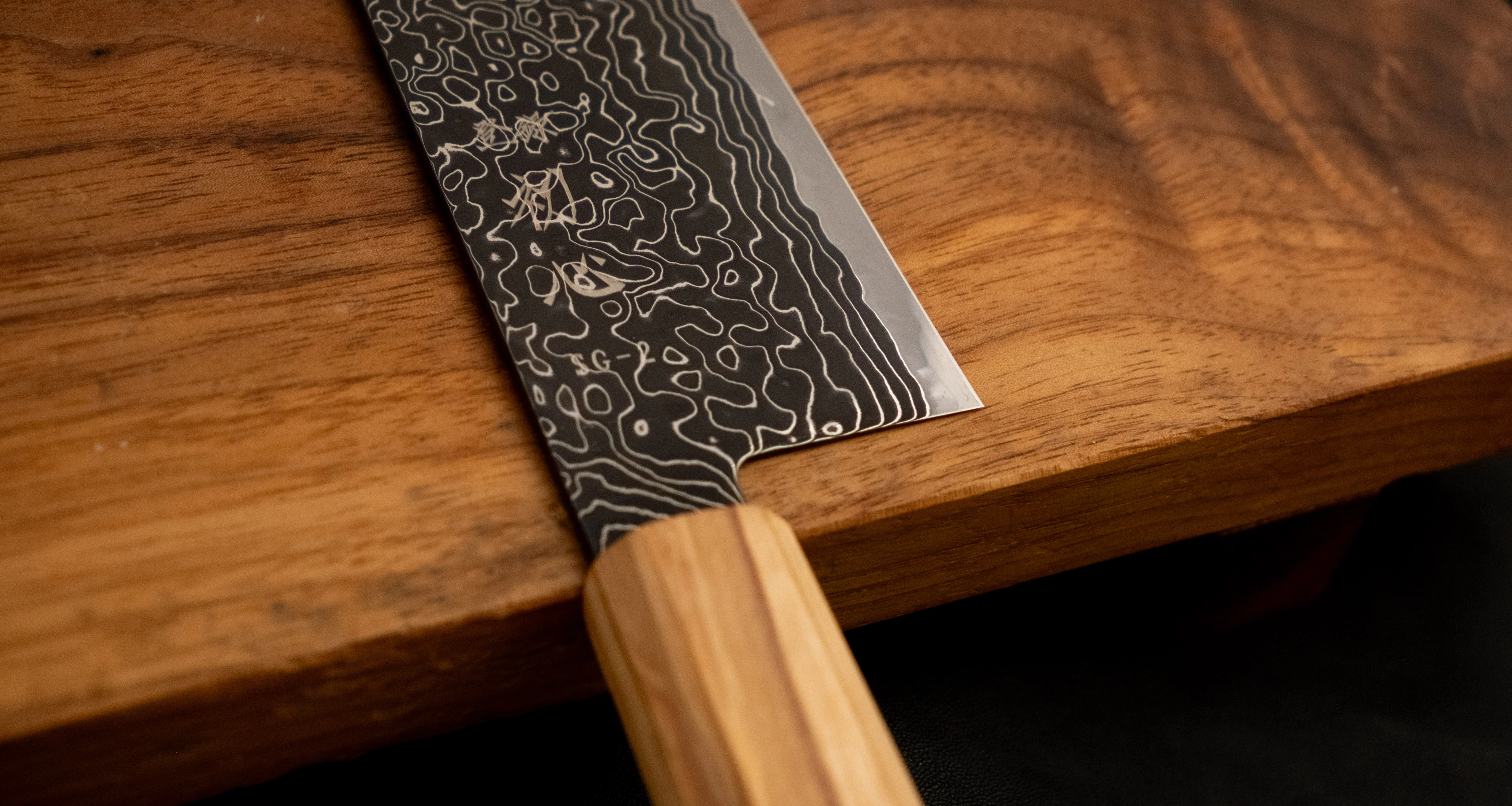 Hatsukokoro Mercury Santoku Kurozome Damascus 180mm (7.1") [Mono Olivewood] - Image 5