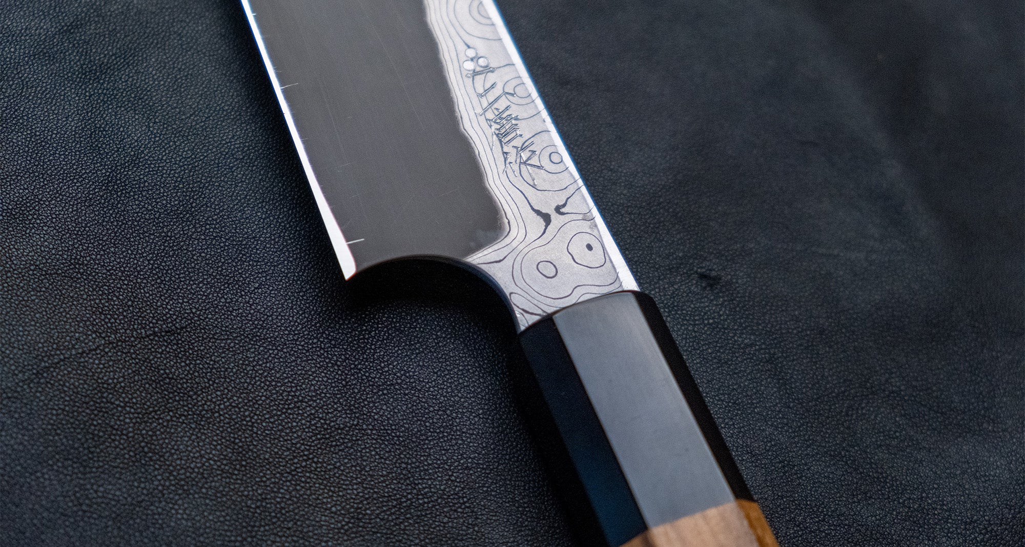 Nigara Kurozome Kiritsuke Yanagiba Aogami #2 Damascus 240mm (9.4") - Image 10