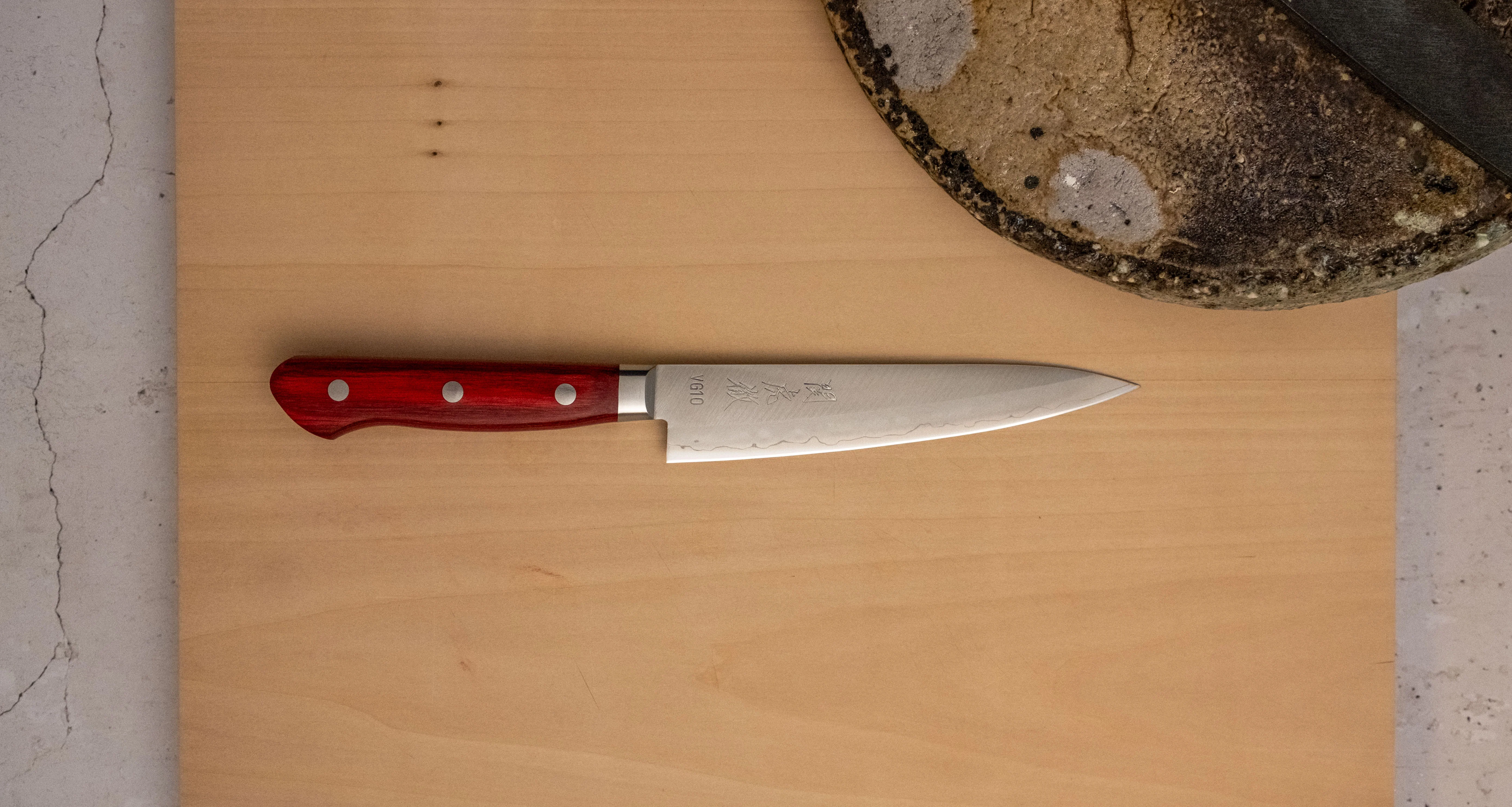 Seki Kotetsu Petty VG-10 Migaki 135mm (5.3") [red pakkawood] - Image 5