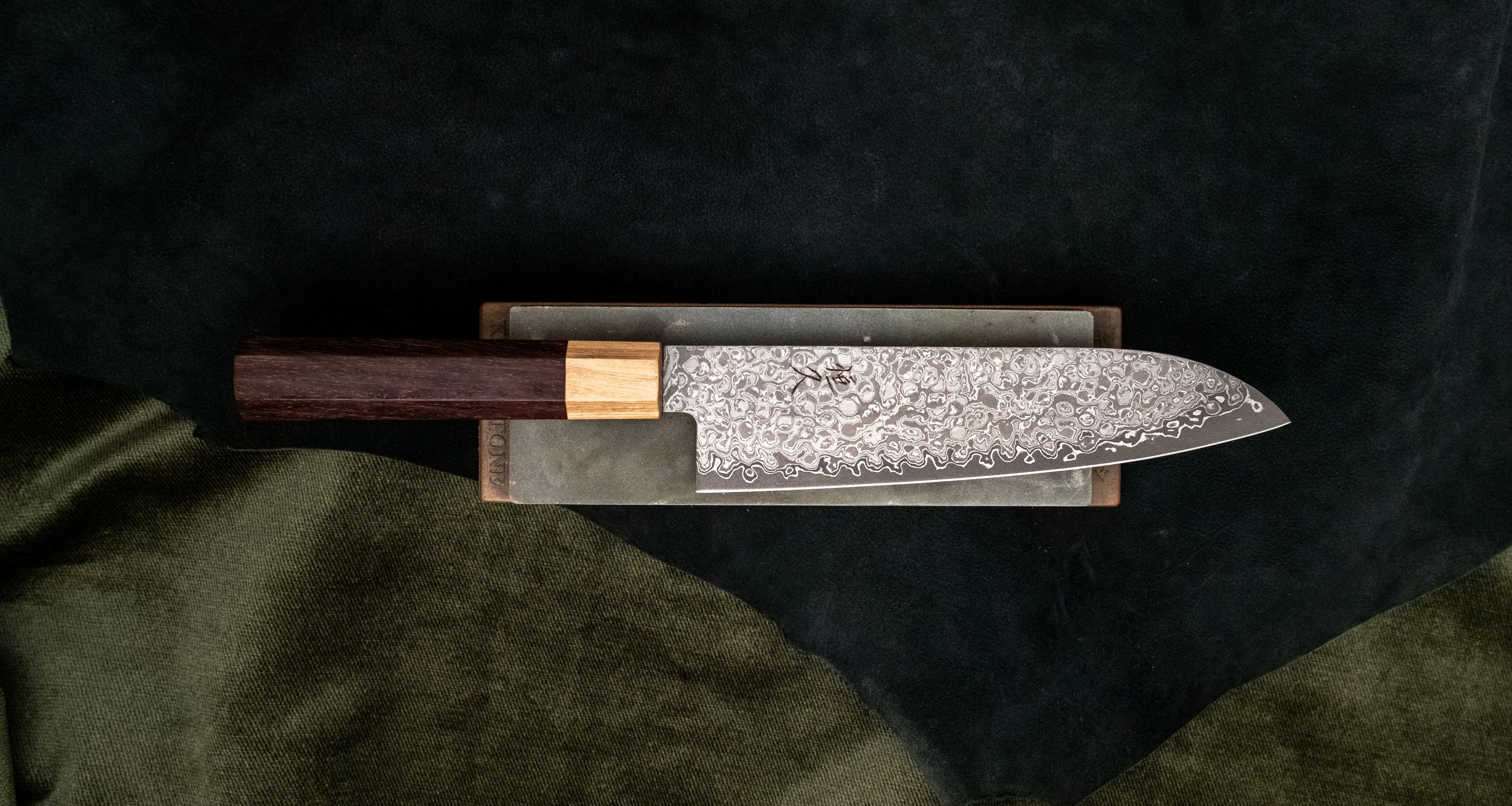 Tsunehisa Santoku Damascus AUS-10 185mm (7.3") - Image 4