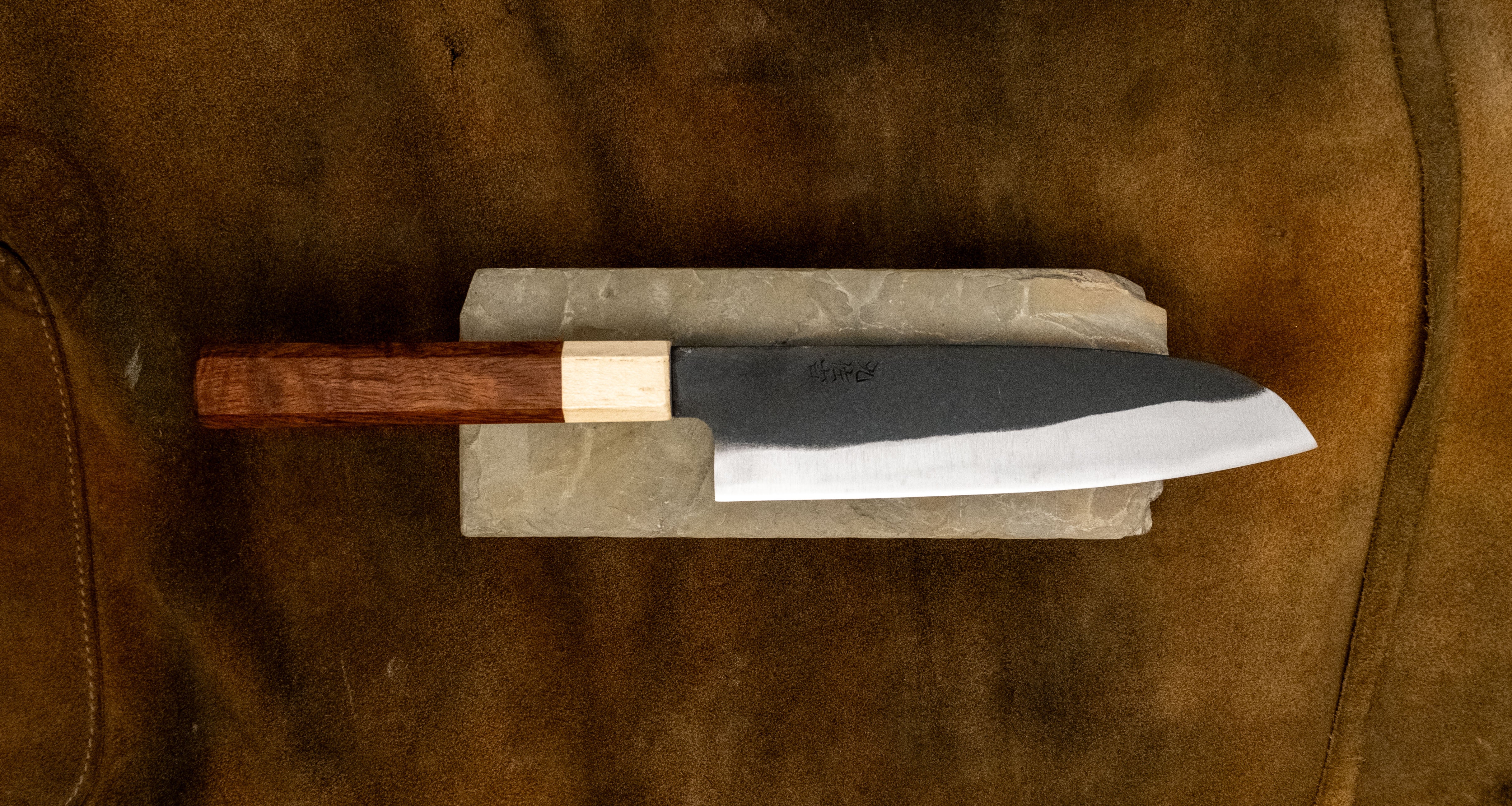 Yoshida Santoku SUJ-2 Kuro-uchi 165mm (6.5") [Rosewood-Cedar/Octagon] - Image 4
